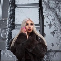  Ann-Gaël Croizer Lusignan merupakan seorang model, aktris dan DJ. Ia kerap disebut sebagai boneka Barbie di kehidupan nyata karena paras cantiknya. Foto: Instagram