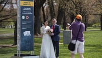 Pasangan suami istri Nan Yang dan Paul Erb berpose di Commissioners Park, tempat berlangsungnya Festival Tulip.