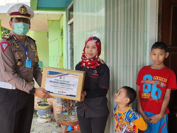 polres bojonegoro serahkan bingkisan lebaran