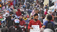 Selain Bogor, Kepadatan juga terlihat di Pasar Musi Depok, Jawa Barat, meski Kota Depok telah menerapkan pembatasan sosial berskala besar (PSBB) tahap ke-3 hingga 26 Mei 2020 pasar masih terpantau padat. ANTARA FOTO/Asprilla Dwi Adha.