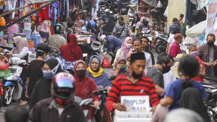 Ada PSBB, Hari Ini Pasar Anyar Masih Padat Pasar Anyar, Kota Bogor, sempat viral karena lautan manusia yang belanja baju Lebaran meski tengah diberlakukan PSBB. Hari ini kondisi di Pasar Anyar masih padat.