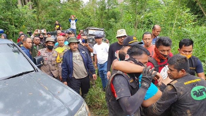 Petugas mengevakuasi personel Polda Aceh yang tersesat di hutan usai pengungkapan kasus illegal logging (dok. Istimewa)