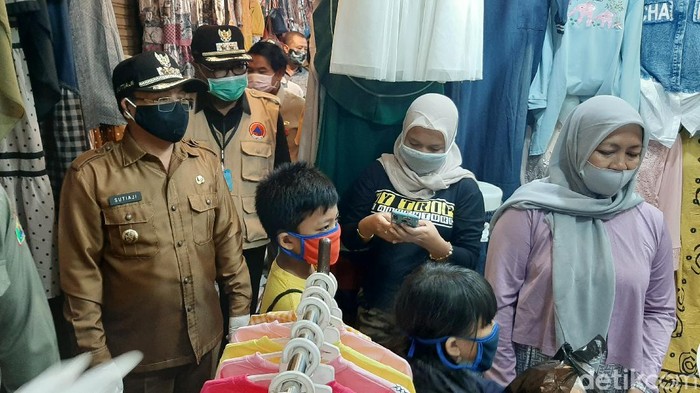 PSBB Kota Malang belum sepenuhnya diterapkan di Pasar Besar Malang. Interaksi pedagang dan pembeli tanpa menerapkan physical distancing.