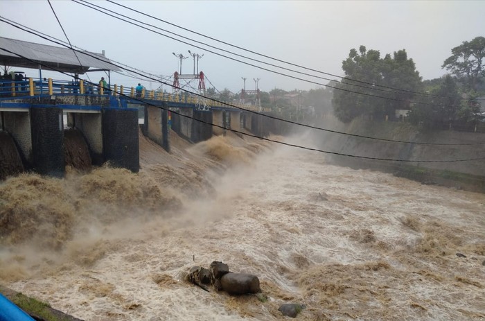 Bendung Katulampa Siaga III usai hujan mengguyur Bogor (dok. Istimewa)