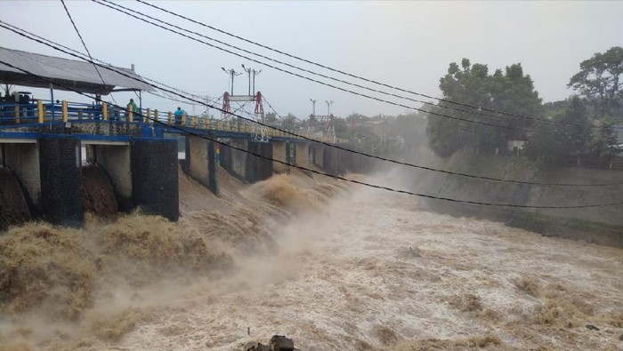 Bendung Katulampa Siaga III usai hujan mengguyur Bogor (dok. Istimewa)