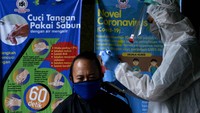 Mahasiswa Fakultas Teknologi Industri Universitas Muslim Indonesia (FTI UMI) Makassar memangkas rambut seorang dokter sambil menggunakan Alat Pelindung Diri (APD) lengkap di Makassar, Sulawesi Selatan.