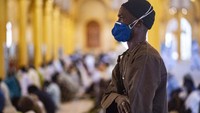 Seorang jemaah tampak menangis saat mendengarkan khutbah Jumat.  