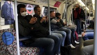 Transportasi di Inggris juga sudah mulai dioperasikan dan orang-orang sudah mulai diijinkan untuk kembali bekerja menggunakan transportasi massa. Foto: AP/Alberto Pezzali