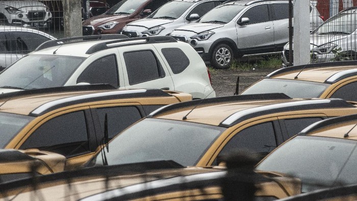 mobil berderet terparkir di salah satu gerai rental mobil di Jakarta, Senin (18/5/2020). Sejumlah pemilik bisnis penyewaan mobil mengaku mengalami penurunan omzet yang signifikan dibanding bulan Ramadhan tahun lalu, akibat adanya kebijakan dilarang mudik yang dikeluarkan pemerintah untuk membatasi penyebaran COVID-19. ANTARA FOTO/Aprillio Akbar/wsj.