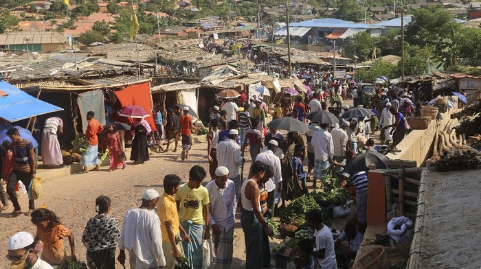 Laporan infeksi virus corona pertama dilaporkan penghuni kamp pengungsi Rohingya di Bangladesh pada Kamis (14/5). WHO kini menelusuri awal penularan.