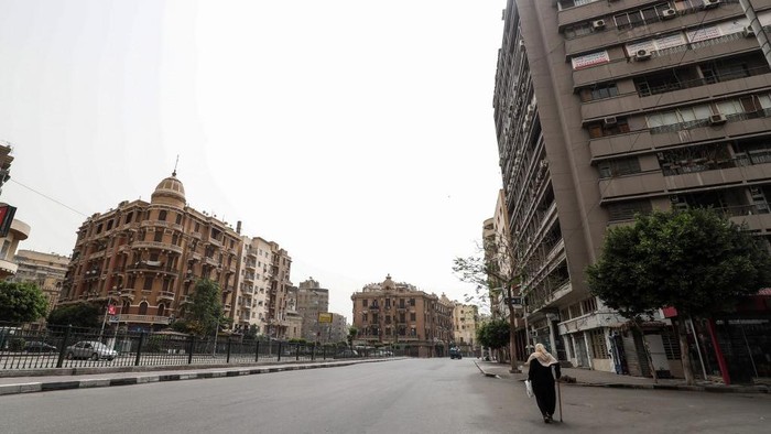 This picture taken on April 24, 2020 shows a view of Bab el-Louk square, one of the generally busy areas near the Egyptian capital Cairos Tahrir Square in the central downtown district, almost empty on the first Friday of the Muslim holy month of Ramadan due to the COVID-19 coronavirus pandemic. (Photo by Mohamed el-Shahed / AFP)