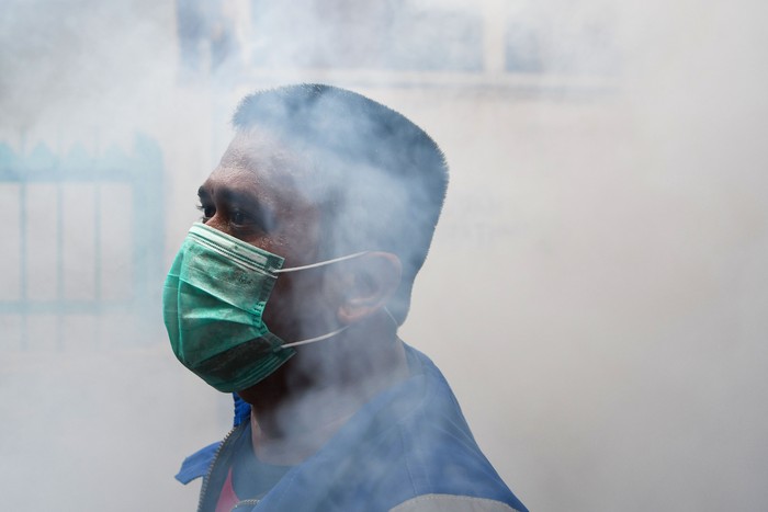Petugas melakukan pengasapan (fogging) di kawasan Pasar baru, Jakarta, Selasa (7/4/2020). Kegiatan tersebut guna memberantas nyamuk Aedes aegypti sekaligus mencegah wabah demam berdarah dengue (DBD). ANTARA FOTO/M Risyal Hidayat/foc.