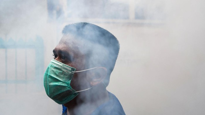 Petugas melakukan pengasapan (fogging) di kawasan Pasar baru, Jakarta, Selasa (7/4/2020). Kegiatan tersebut guna memberantas nyamuk Aedes aegypti sekaligus mencegah wabah demam berdarah dengue (DBD). ANTARA FOTO/M Risyal Hidayat/foc.