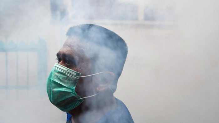 PENGASAPAN ANTISIPASI WABAH DBD Petugas melakukan pengasapan (fogging) di kawasan Pasar baru, Jakarta, Selasa (7/4/2020). Kegiatan tersebut guna memberantas nyamuk Aedes aegypti sekaligus mencegah wabah demam berdarah dengue (DBD). ANTARA FOTO/M Risyal Hidayat/foc.