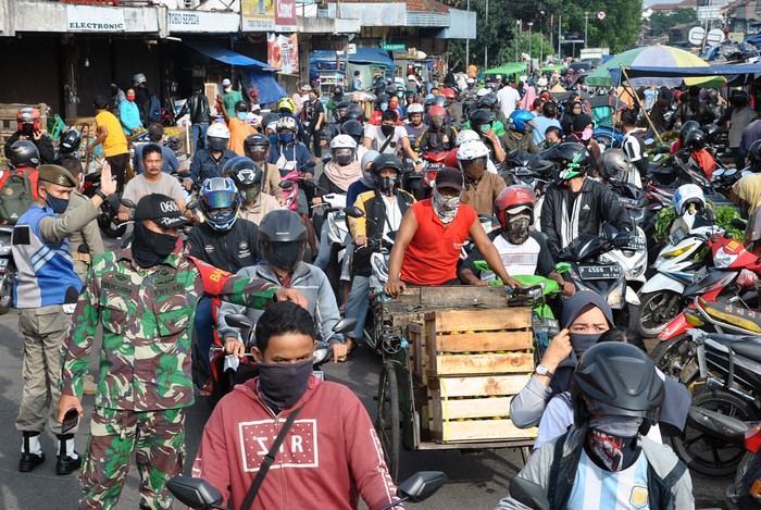 Ada PSBB, Hari Ini Pasar Anyar Masih Padat Pasar Anyar, Kota Bogor, sempat viral karena lautan manusia yang belanja baju Lebaran meski tengah diberlakukan PSBB. Hari ini kondisi di Pasar Anyar masih padat.