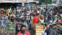 Pasar Anyar, Kota Bogor, sempat viral karena lautan manusia yang belanja baju Lebaran meski tengah diberlakukan PSBB. Hari ini kondisi di Pasar Anyar masih padat, Senin (18-05-2020).