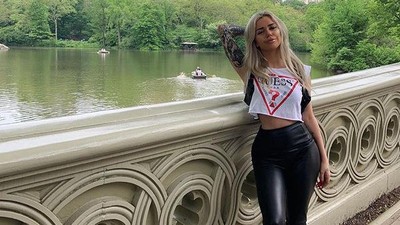 Pesona Model Dijuluki Barbie di Kehidupan Nyata yang Punya Banyak Tato