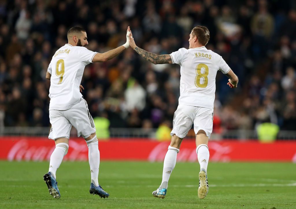 Karim Benzema yang lagi minim suplai bola dari lini tengah