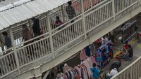 Mereka menggelar lapak di atas trotoar dan di gang perkampungan setempat.