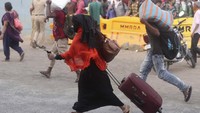 Meski angka Corona masih tinggi, India juga telah mengoperasikan kembali jaringan kereta apinya. Foto: AP/Rafiq Maqbool
