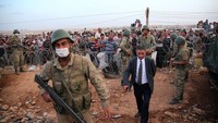 Serangan ISIS di Irak utara Juni 2014 juga menarik warga Kurdi ke dalam konflik tersebut. Pemerintahan otonom wilayah Kurdistan mengirimkan milisi Peshmerga ke daerah yang ditinggal kabur oleh pasukan Irak. Agustus 2014, melalui serangkaian gempuran, ISIS memukul mundur Peshmerga dari beberapa wilayah, dan beberapa kota strategis seperti Sinjar, berhasil diduduki ISIS. Stringer/Getty Images  