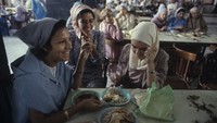 Ibnu Killis kemudian menugaskan sejumlah guru tetap untuk melaksanakan misi edukasi. Para guru dilatih oleh Ibnu Killis dan kurikulumnya menjadi inti pendidikan di Al-Azhar. Selanjutnya, para guru ini mengikuti kurikulum yang terorganisir dan mereka menerima pembayaran rutin dari pemerintah Fatimiyah. Manuel Litran/Paris Match via Getty Images.