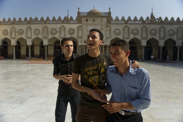 Al-Azhar mulai membuka kegiatan akademis dan skolastiknya pada tahun 975 M, masih pada masa Khalifah al-Muizz. Pada waktu itu Qadi Abu Hasan Ali ibn Al-Numan al-Qayrawani sedang duduk di halaman Al-Azhar sambil membaca Kitab al-Iqtisar (kitab fiqh Syi’ah) yang ditulis oleh ayahnya, Abu Hanifah al-Numan. Ann Hermes/The Christian Science Monitor via Getty Images. Al-Azhar mulai membuka kegiatan akademis dan skolastiknya pada tahun 975 M, masih pada masa Khalifah al-Muizz. Pada waktu itu Qadi Abu Hasan Ali ibn Al-Numan al-Qayrawani sedang duduk di halaman Al-Azhar sambil membaca Kitab al-Iqtisar (kitab fiqh Syi’ah) yang ditulis oleh ayahnya, Abu Hanifah al-Numan. Ann Hermes/The Christian Science Monitor via Getty Images.