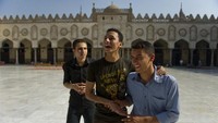 Al-Azhar mulai membuka kegiatan akademis dan skolastiknya pada tahun 975 M, masih pada masa Khalifah al-Muizz. Pada waktu itu Qadi Abu Hasan Ali ibn Al-Numan al-Qayrawani sedang duduk di halaman Al-Azhar sambil membaca Kitab al-Iqtisar (kitab fiqh Syi’ah) yang ditulis oleh ayahnya, Abu Hanifah al-Numan. Ann Hermes/The Christian Science Monitor via Getty Images.