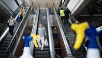 Begini suasana di salah satu pusat perbelanjaan di Copenhagen, Denmark, pasca pemerintah setempat mengijinkan pusat perbelanjaan untuk buka usai lockdown akibat penyebaran virus Corona. Foto: AP/Liselotte Sabroe
