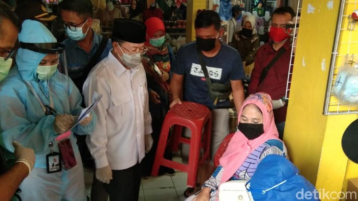 Pengunjung pasar di Cianjur ogah rapid test, malah ngajak bupati berdamai