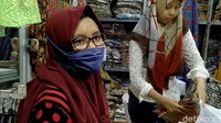 Salah satu pelanggan batik di pasar grosir Setono yakni Karisah (46) pelanggan asal Tegal. Pada detikcom, Karisah mengakui kerap belanja batik di Pasar Grosir Setono. Diakuinya, kendati harga batik telah diturunkan para pedagang, namun tetap saja dirinya harus menghemat pengeluaran tidak tergiur harga murah.