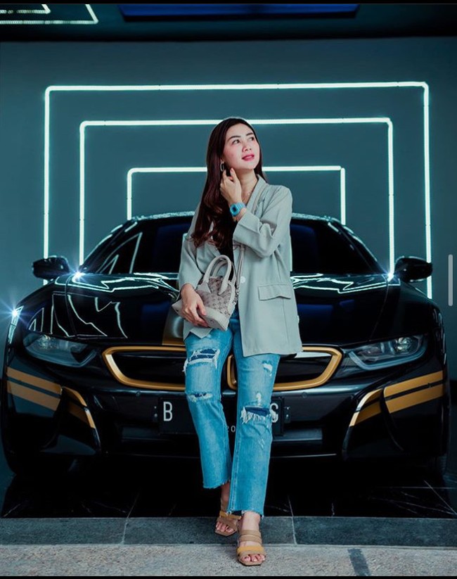 “Bapak dulu pemabuk, saya sekolah di salah satu sekolah SD , saya dapat beasiswa. Ketahuan saya seorang anak pemulung dan saya juga ngamen dari situ saya merasa nggak layak. Saya sampai SMP tapi semester satu saja nggak kuat untuk bayarnya,” kata Hesti Foto: Instagram @deltahesti