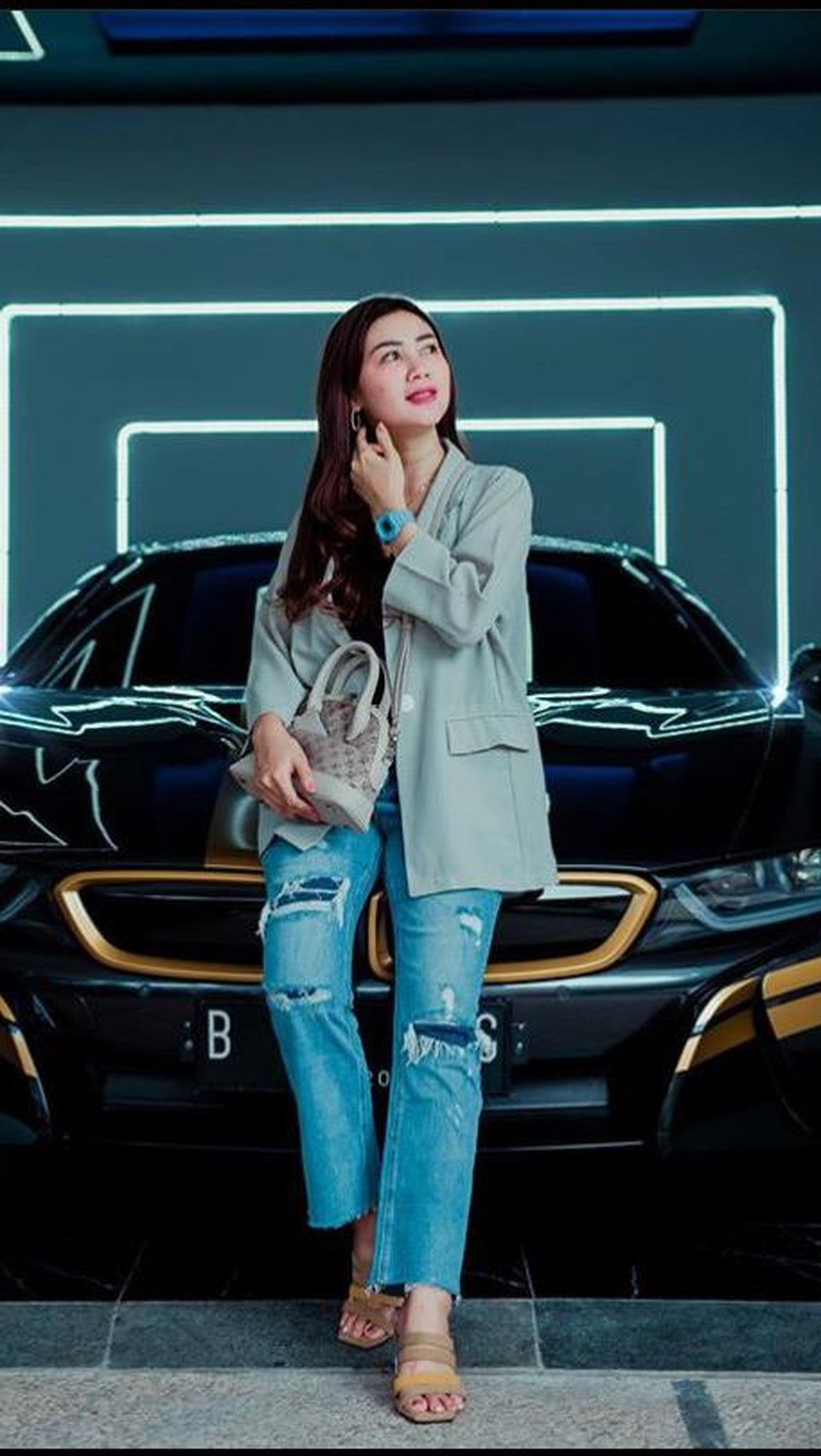 Uyda yosh yalangoch qizlar