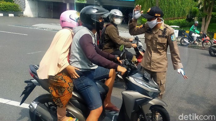 PSBB Surabaya jilid 2 memasuki hari ketujuh. Lalu lintas di pos check point Bundaran Waru terpantau ramai dan masih diwarai pelanggaran.