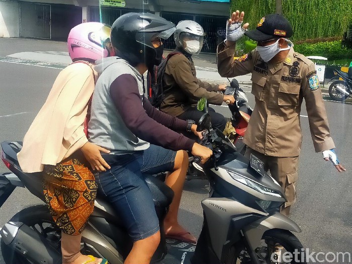 PSBB Surabaya jilid 2 memasuki hari ketujuh. Lalu lintas di pos check point Bundaran Waru terpantau ramai dan masih diwarai pelanggaran.