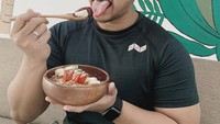  Menjalani pola hidup sehat, Gustaf juga suka menyantap makanan sehat seperti acai bowl yang penuh dengan buah dan aneka biji-bijian. Foto: Instagram @gustafode