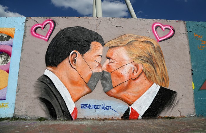 Hubungan Presiden AS Donald Trump-Presiden China Xi Jinping memanas. Keretakan hubungan diplomasi itu karena Trump kecewa dengan China terkait virus Corona.