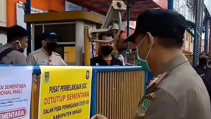 Mall Sentra Grosir Cikarang (SGC), Bekasi, Jawa Barat ditutup pagi tadi untuk mencegah penyebaran virus Corona (COVID-19).