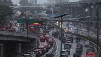 Kemacetan itu juga terjadi sehabis hujan lebat mengguyur wilayah Ibu Kota Jakarta dan sekitarnya.