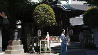 Kuil Onoterusaki di Tokyo tetap mengadakan ritual penyucian roh jahat yang dilakukan tiap tahun. (AP)