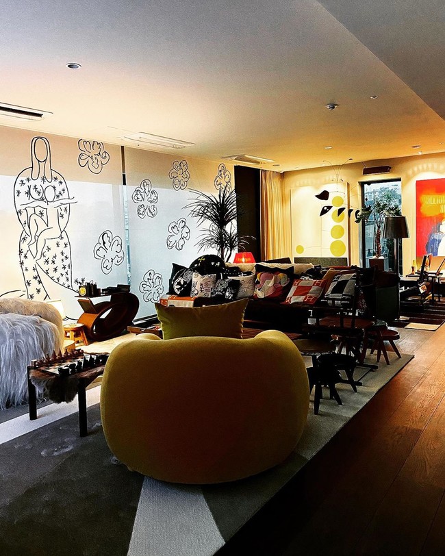 Pelantun lagu Crooked ini memilih perabotan bergaya quirky. Mulai dari bentuk sofa tak biasa, aneka bantal hias yang ditumpuk pada sofa panjang sampai lukisan mural. Foto: Instagram/@xxxibgdrgn