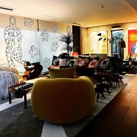 Pelantun lagu Crooked ini memilih perabotan bergaya quirky. Mulai dari bentuk sofa tak biasa, aneka bantal hias yang ditumpuk pada sofa panjang sampai lukisan mural. Foto: Instagram/@xxxibgdrgn