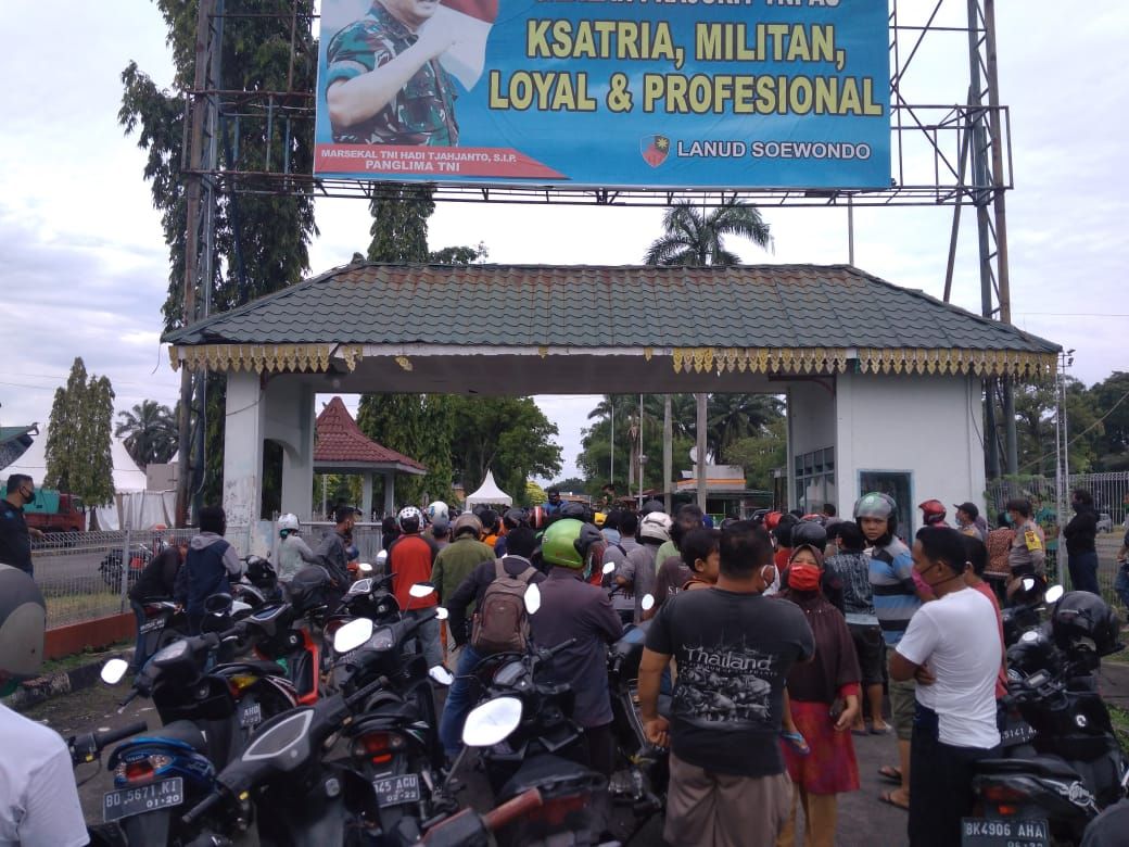 Suasana di pasar murah yang digelar di gedung eks Bandara Polonia, Medan (Datuk Haris-detikcom)