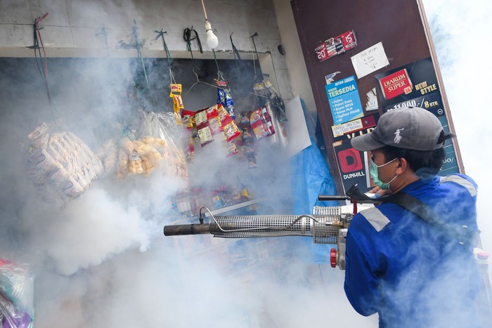 Petugas melakukan pengasapan (fogging) di kawasan Pasar baru, Jakarta, Selasa (7/4/2020). Kegiatan tersebut guna memberantas nyamuk Aedes aegypti sekaligus mencegah wabah demam berdarah dengue (DBD). ANTARA FOTO/M Risyal Hidayat/foc.