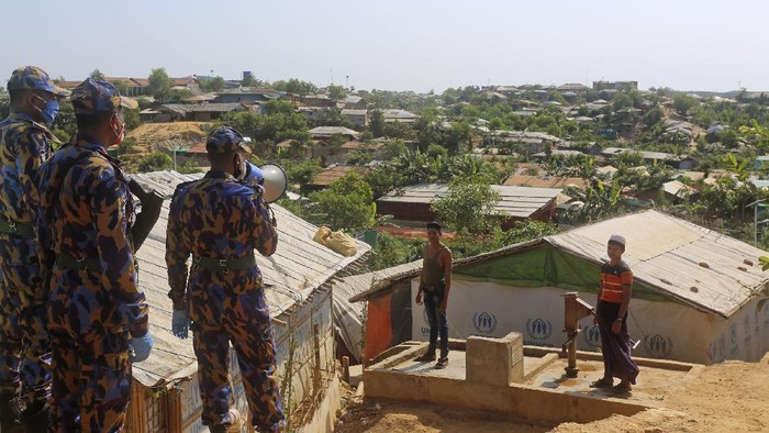 Laporan infeksi virus corona pertama dilaporkan penghuni kamp pengungsi Rohingya di Bangladesh pada Kamis (14/5). WHO kini menelusuri awal penularan.
