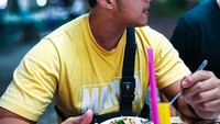 Hobi kulineran, Gustaf tak pernah melewatkan waktu untuk mencicipi aneka makanan enak ketika sedang jalan-jalan. Foto: Instagram @gustafode
