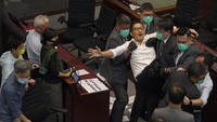 Lam Cheuk-ting akhirnya dikeluarkan dari ruang sidang.