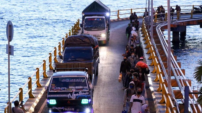 Petugas kesehatan memeriksa suhu tubuh para pemudik usai turun dari kapal di Pelabuhan Ketapang, Banyuwangi, Jawa Timur, Senin (18/5/2020). Pada H-6 arus mudik Idul Fitri dari Pulau Bali dengan tujuan Pulau Jawa di Pelabuhan Ketapang terpantau ramai penumpang pejalan kaki. ANTARA FOTO/Budi Candra Setya/wsj.
