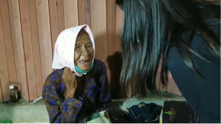 Heboh Donasi Nasi Bungkus Isi Uang Rp 1 Juta, Wanita Ini Juga Bagikan Beras 'Bahagia'
