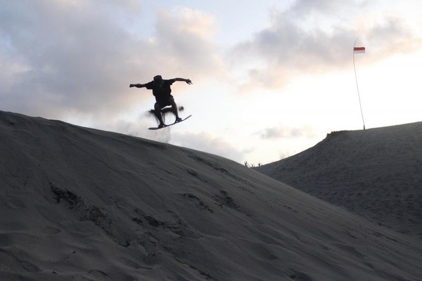 Gumuk Pasir Parangtritis terletak di dekat kawasan Pantai Parangtritis dan Parangkusumo. Traveler bisa sekadar berfoto atau mencoba sandboarding. (Eli husen/dtraveler) Gumuk Pasir Parangtritis terletak di dekat kawasan Pantai Parangtritis dan Parangkusumo. Traveler bisa sekadar berfoto atau mencoba sandboarding. (Eli husen/dtraveler)